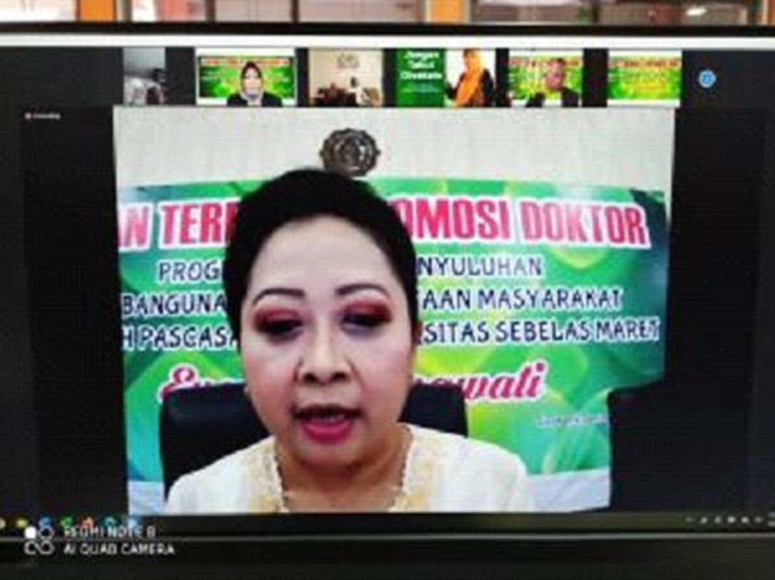Kupas Social Responsibility dan Kampung Ramah Anak, Dr. Eva Agustinawati, S.Sos, M.Si, Jadi Doktor FISIP UNS Ke-32